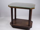 un gros plan d'une table avec un plateau en verre posée sur un fond blanc