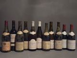 plusieurs bouteilles de vin sont alignées sur une table