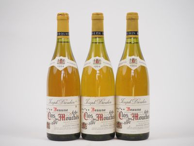 trois bouteilles de vin posées l'une à côté de l'autre sur une table
