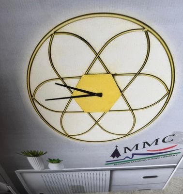 une horloge accrochée au mur d'une pièce