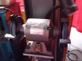 une machine posée sur une table