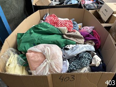 une boîte en carton remplie de vêtements et d'autres objets