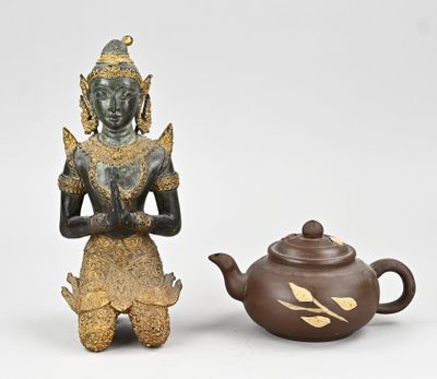 paire de figurines asiatiques en bronze représentant une femme et une théière