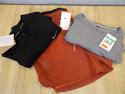 un tas de vêtements par terre, avec une étiquette de prix dessus