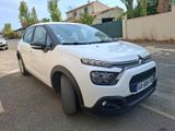 la voiture blanche est garée sur le côté de la route