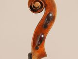 a close up of a violin ' s bow with the back end of it
