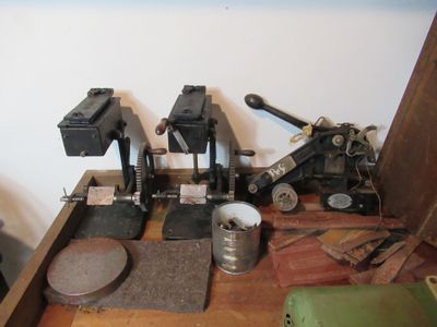 plusieurs types d'outils différents posés sur une table en bois