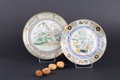 paire d'assiettes chinoises de style « famille » représentant des personnages dans un paysage