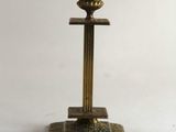 un bougeoir antique en laiton sur fond blanc