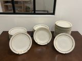 de nombreuses assiettes sur une table, avec une fenêtre en arrière-plan