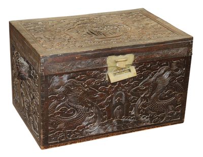 une vieille boîte en bois avec des sculptures à l'intérieur et une étiquette à l'intérieur
