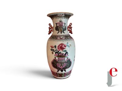 un vase posé sur une surface blanche