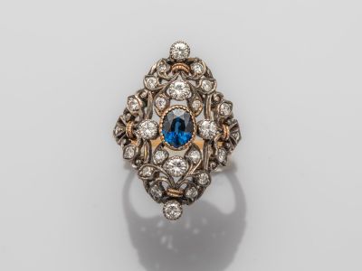 une bague à grappes de saphirs et de diamants