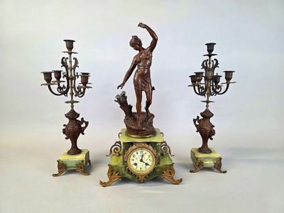 Garniture de cheminée en régule patiné comprenant une pendul…