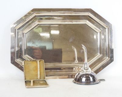 un plateau en argent avec un miroir et un plateau en argent sur lequel est posé un autre plateau en argent