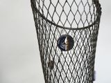un panier en métal contenant une horloge