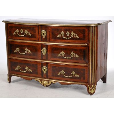 une grande commode avec un plateau en marbre
