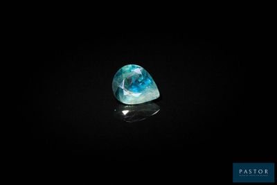 un diamant bleu sur fond noir