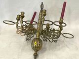 un lustre en laiton orné de bougies rouges