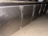 des meubles en acier inoxydable dans des toilettes publiques, avec une cuvette posée sur le plan de travail