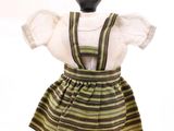 un mannequin vêtu d'une robe rayée verte et blanche