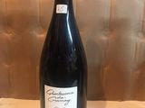 une bouteille de vin posée sur une table
