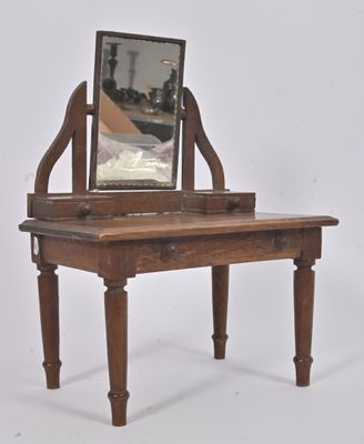 Petit meuble de toilette en chêne, miroir pivotant.