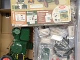 une boîte contenant un tracteur miniature et un tracteur miniature à l'intérieur