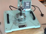 une machine posée sur une table