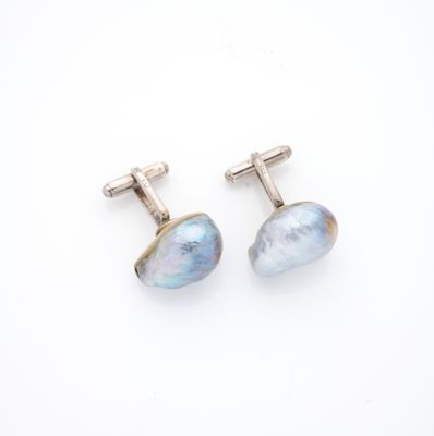une paire de boutons de manchette en argent et nacre