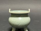 chinese celade celade pot with two legs and a handle