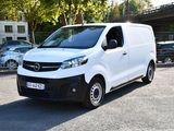 une camionnette blanche garée dans un parking