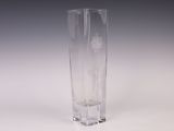 un vase en verre transparent contenant une fleur