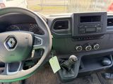 l'intérieur d'une voiture avec un volant et des commandes sur le tableau de bord