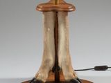 une lampe sur laquelle sont représentées les pattes d'un chien