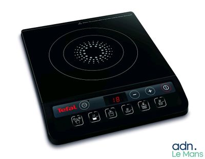 une image représentant une plaque de cuisson électrique noire sur fond blanc