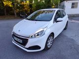 La voiture blanche est garée dans la rue, devant une maison.
