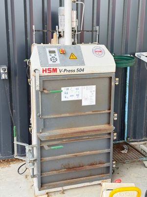 une machine posée sur le sol à côté d'un bâtiment