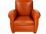 un fauteuil en cuir marron posé sur une surface blanche