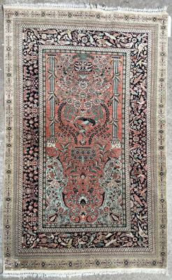 un tapis persan ancien orné d'un motif floral sur fond gris