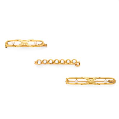trois paires de barrettes dorées sur fond blanc