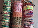 de nombreux types de bracelets exposés sur une table