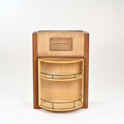 une photo d'une armoire en bois avec une étagère en verre