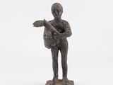 statue d'un homme tenant une guitare sur fond blanc