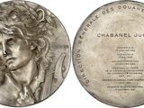 un gros plan d'une médaille d'argent sur laquelle figure le visage d'un homme