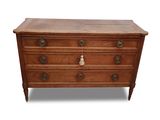 une commode ancienne avec des poignées en laiton et un plateau en bois