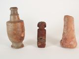 trois pièces de poterie posées les unes à côté des autres sur une surface blanche