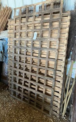 une pile de palettes en bois posée dans une pièce