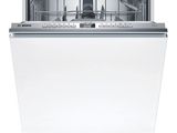 un lave-vaisselle blanc, la porte ouverte, sur fond blanc