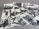 plusieurs vieilles photos en noir et blanc représentant des hommes et des femmes dans une voiture